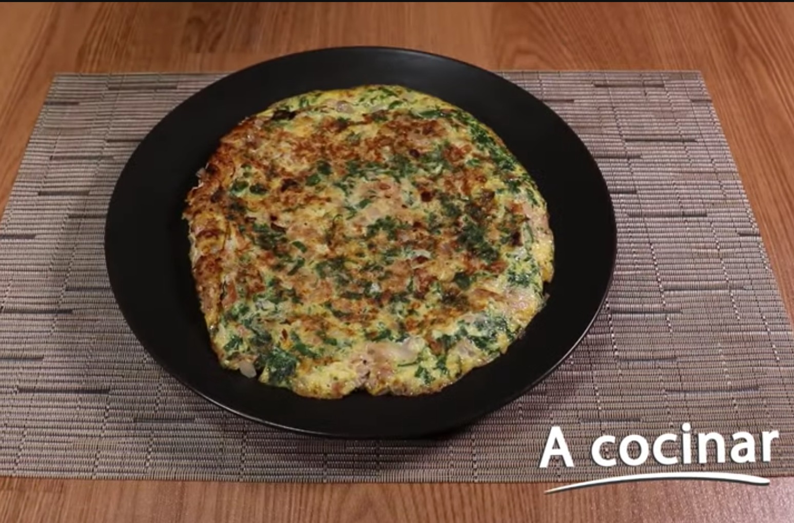 TORTILLA DE ESPINACAS Y JAMÓN SERRANO CON 1 TAJADA DE SANDIA TAMAÑO (PUÑO).